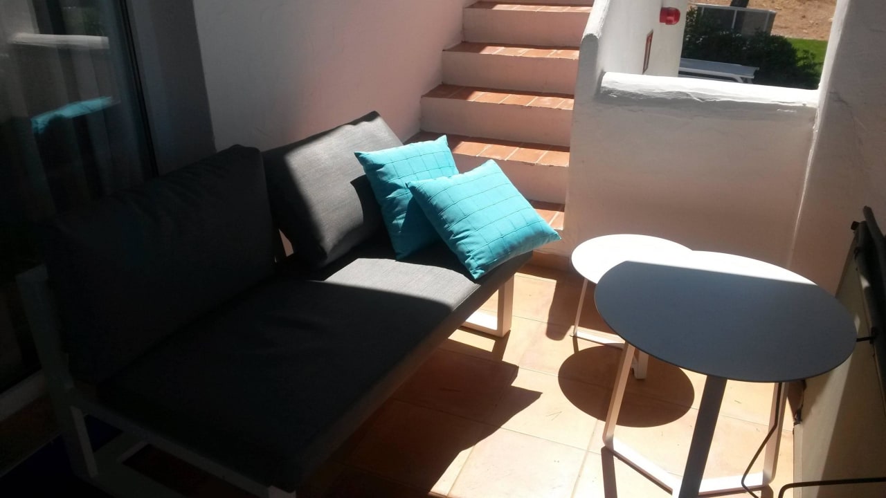 Unser schöner Balkon mit Treppe zur Dachterrasse Cala Llenya Resort Ibiza