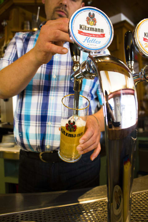 Ein frisches Bier an der Bar Hotel Tirolerhof