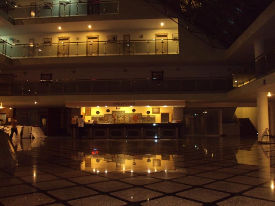 A tak po północy wygląda wnętrze hotelu Holiday Park Resort
