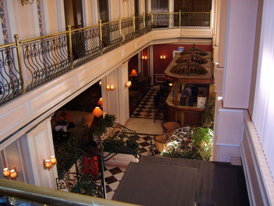 Blick von der Ballustrade  in die Lobby Hotel Yigitalp