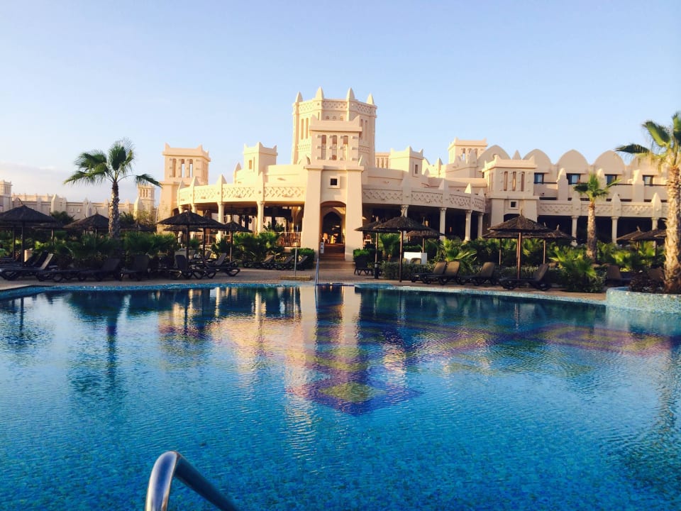 Blick über den Pool auf eins der Restaurants  Hotel Riu Touareg