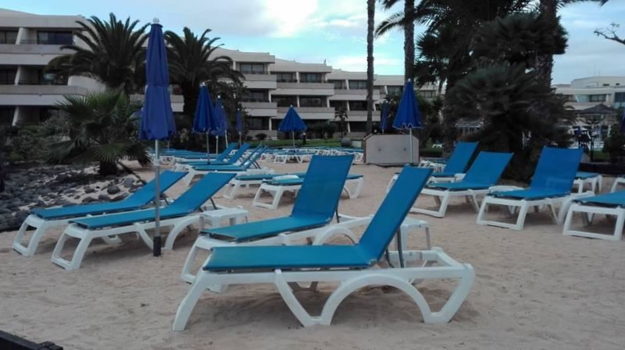 Sonnenliegenbereich mit Sand Dreams Lanzarote Playa Dorada Resort & Spa