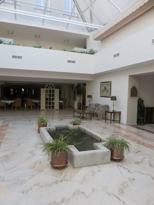 Wasserbecken mit Fischen Ayre Hotel Cordoba