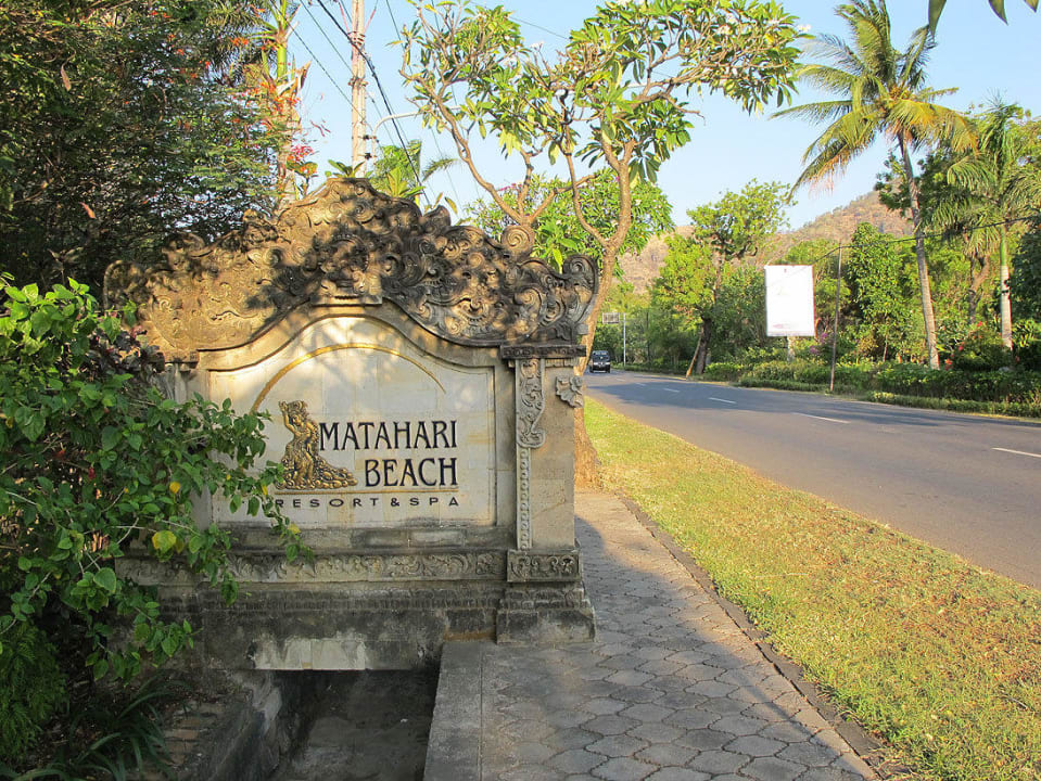 Eingang von der Hauptstrasse Hotel Matahari Beach Resort & Spa