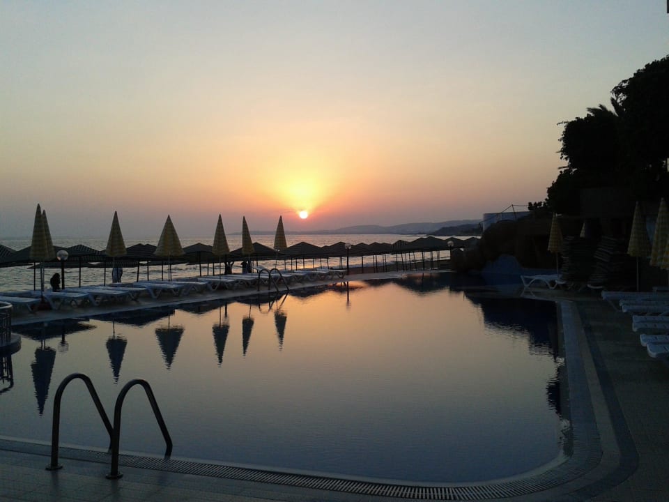 Der Pool bei Sonnenuntergang Aska Hotel Just in Beach