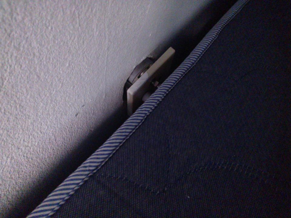 Direkt neben dem Bett offene TV-Kabel Brook Lane Hostel