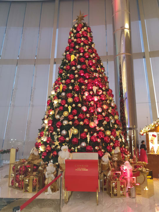 "Weihnachtsbaum in der Lob..." Conrad Abu Dhabi Etihad Towers (Abu Dhabi) • HolidayCheck (Abu
