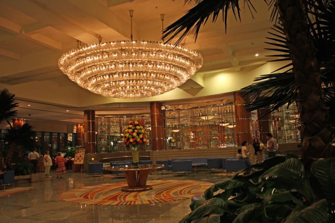 Schöne und moderne Hotellobby Hilton Dubai Jumeirah