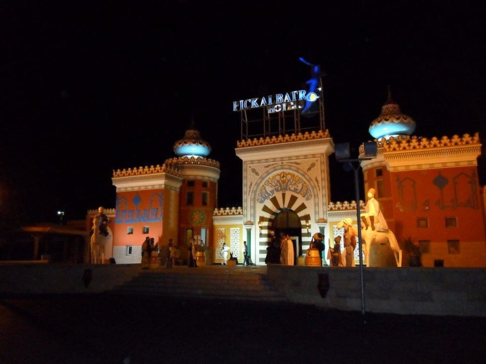 Гланый вход в отель Pickalbatros Alf Leila Wa Leila Resort - Neverland Hurghada