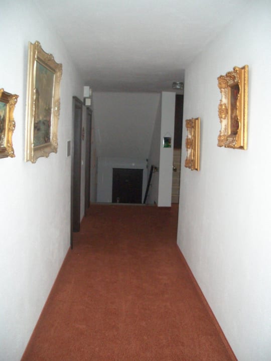 Hotelflur mit schönen Bildern Landhotel Gabriele