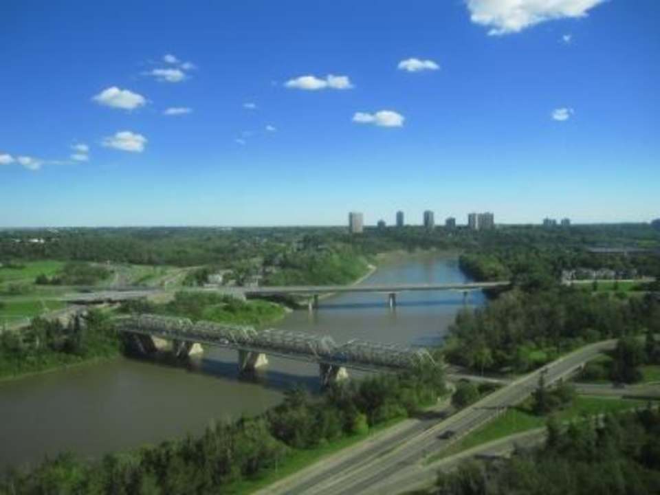 Ausblick vom Hotelzimmer auf den Fluss Hotel Courtyard Edmonton Downtown