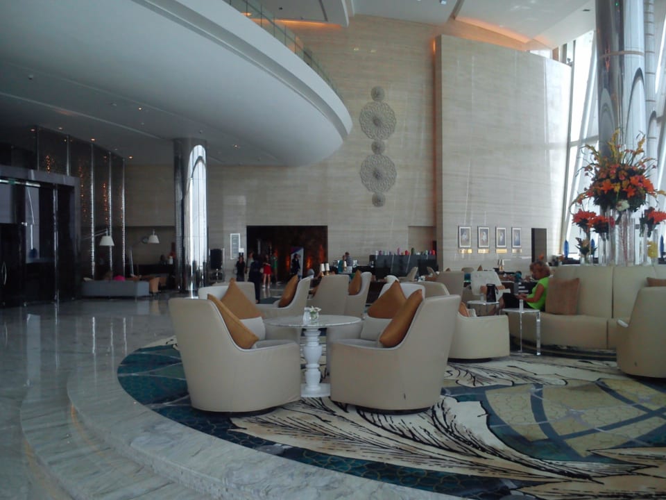 Sitzgelegenheit in Lobby Conrad Abu Dhabi Etihad Towers
