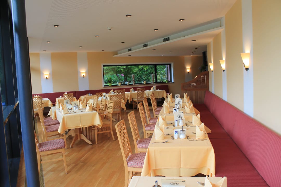Der Wintergarten kurz vor dem Abendessen. Ströbinger Hof - Therme Wellness Resort