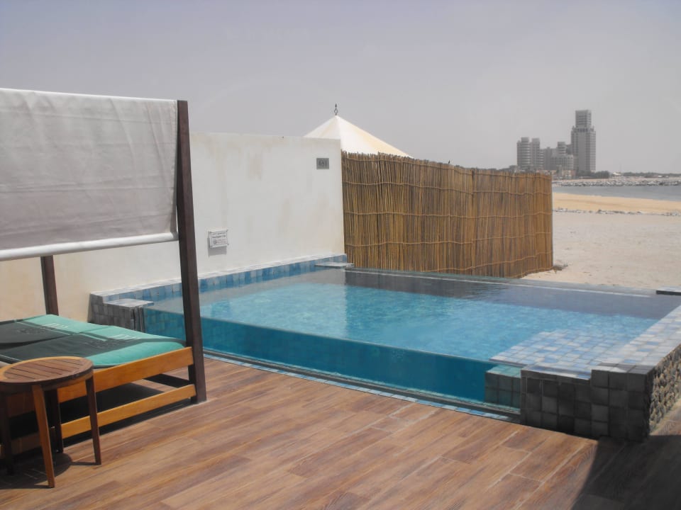 Eigener Pool mit Doppelliege The Ritz-Carlton Ras Al Khaimah Al Hamra Beach