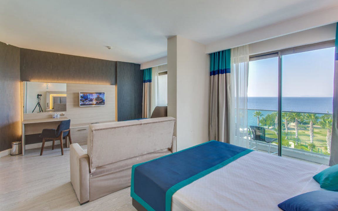 Superior room with sea view Falcon Hotel