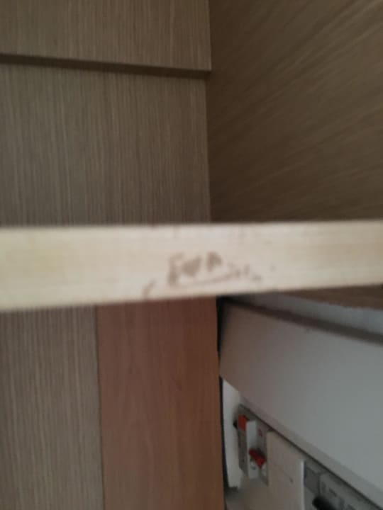 Klebriger Dreck im Schrank Mercure Rhodes Alexia Hotel & Spa