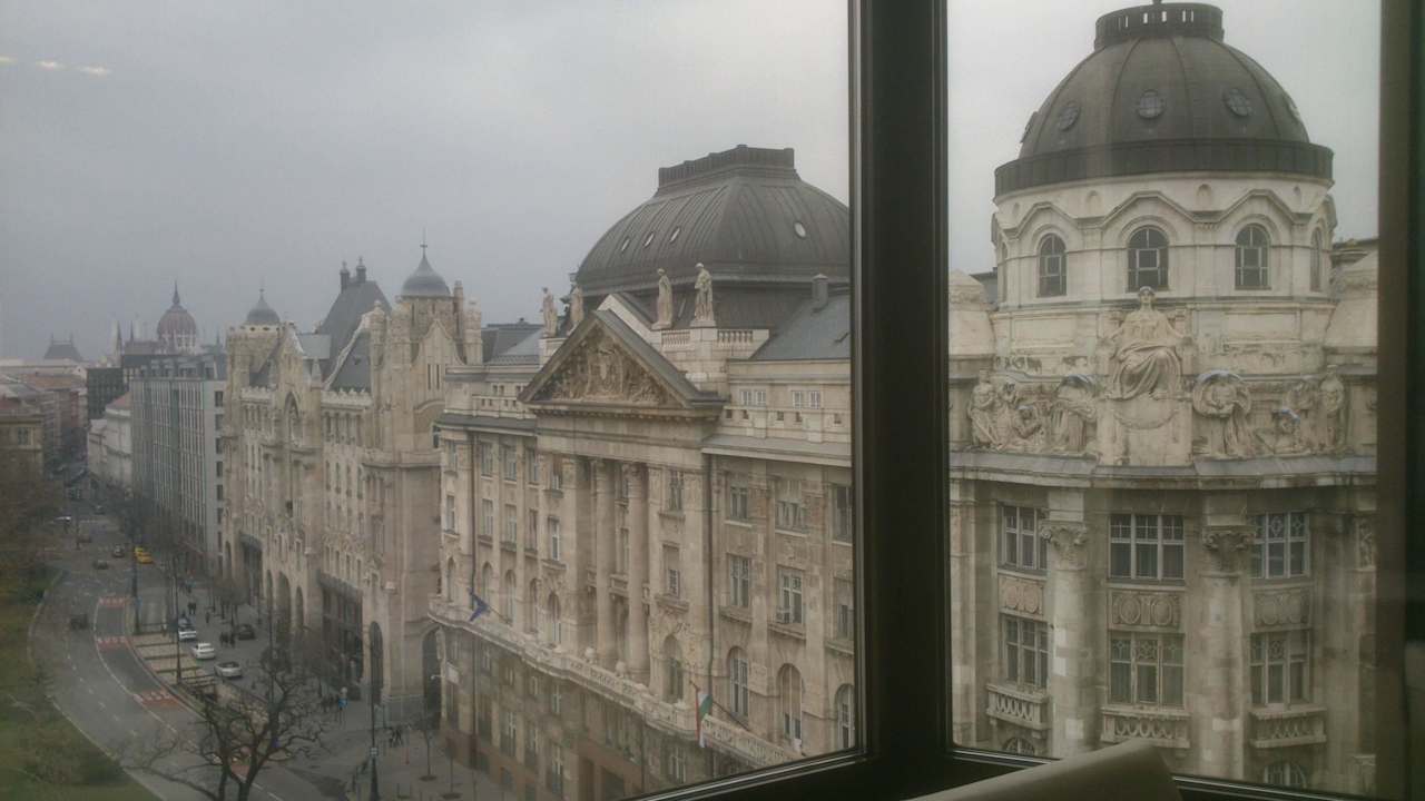 Club Millésime: Blick auf Vorplatz Sofitel Budapest Chain Bridge
