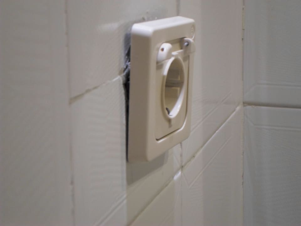 Lockere,aus der Wand hängende Steckdose im Badezim Hotel El Mouradi Cap Mahdia