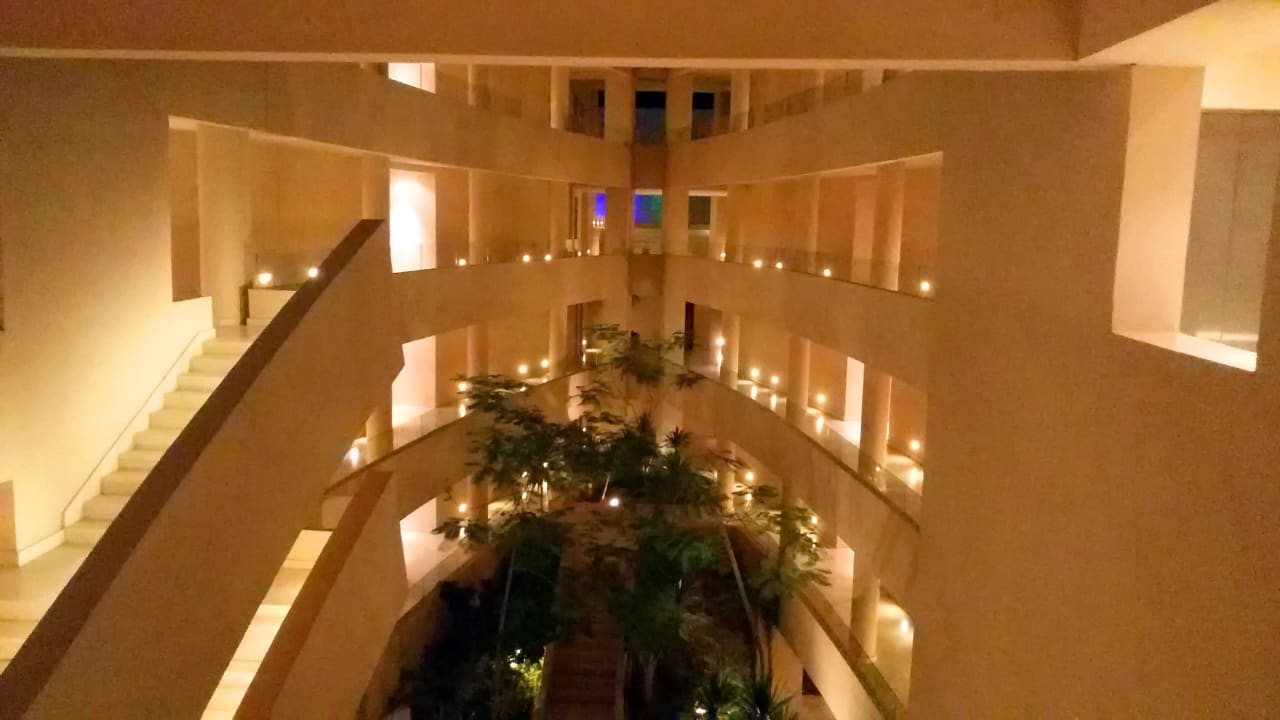 Flure zu den Zimmern bei Nacht Steigenberger Makadi Hotel - Adults only