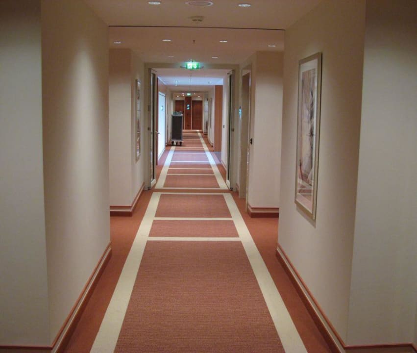 Ansprechend gestalteter Hotelflur ATLANTIC Hotel Wilhelmshaven