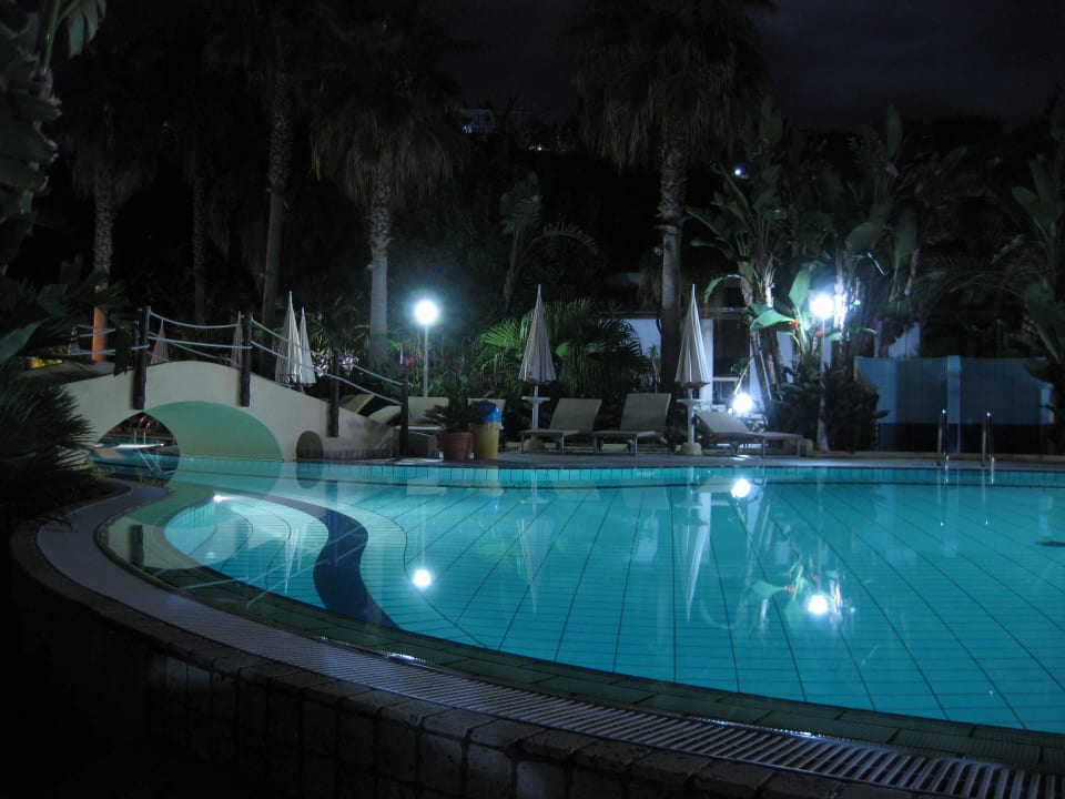 Pool am Abend Hotel Villaggio Il Gabbiano