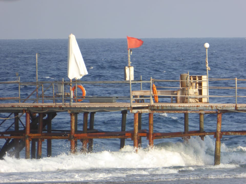 Pomost i duże fale Three Corners Sea Beach Resort