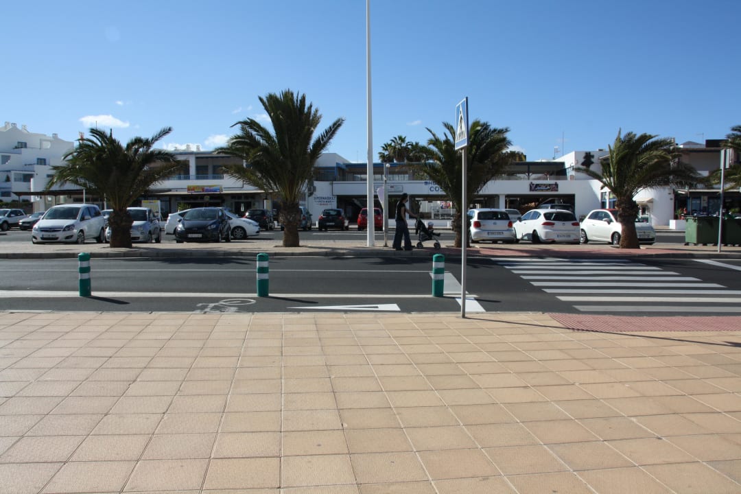 Vor der Anlage..Spar Markt Aparthotel Costa Mar