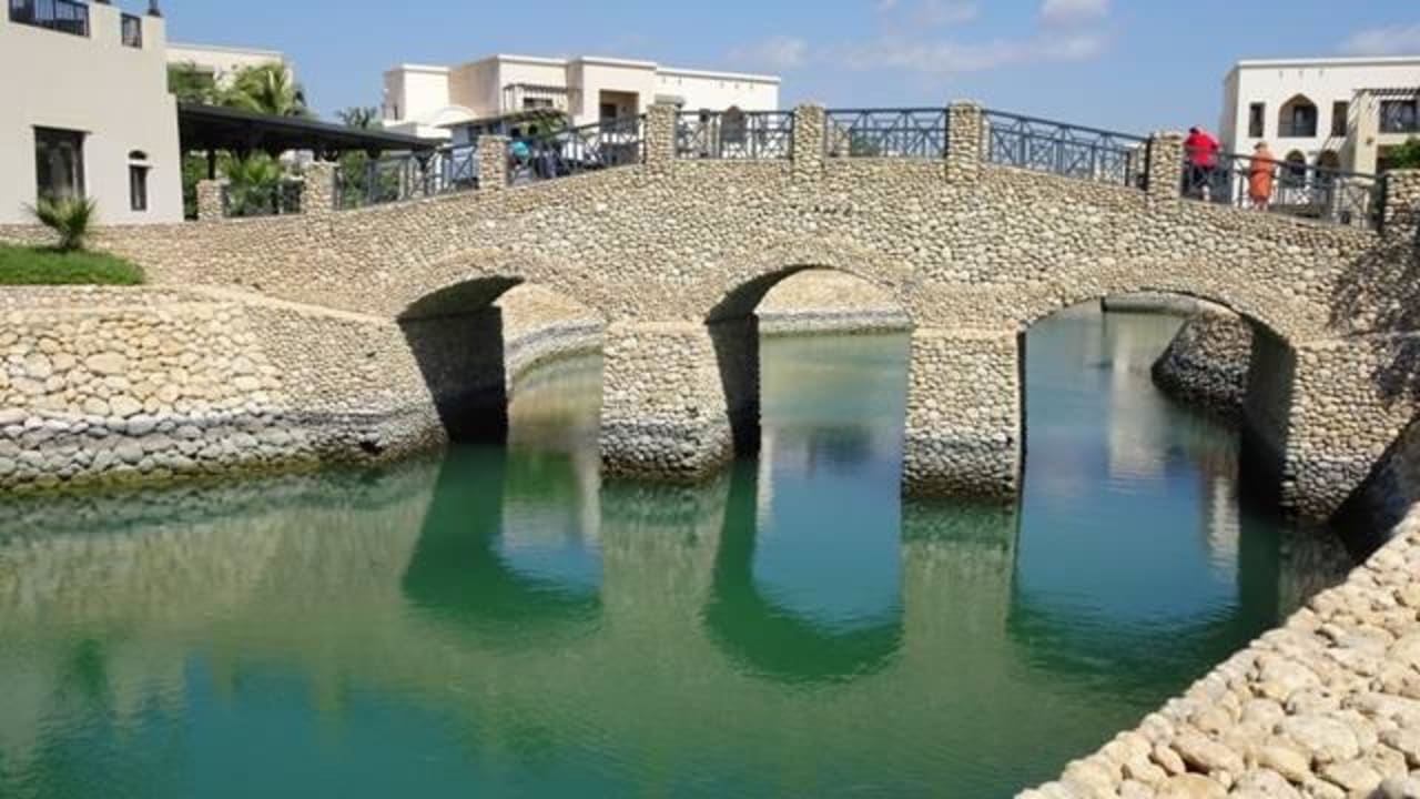 Pont d'accès au restaurant et à la réception Salalah Rotana Resort