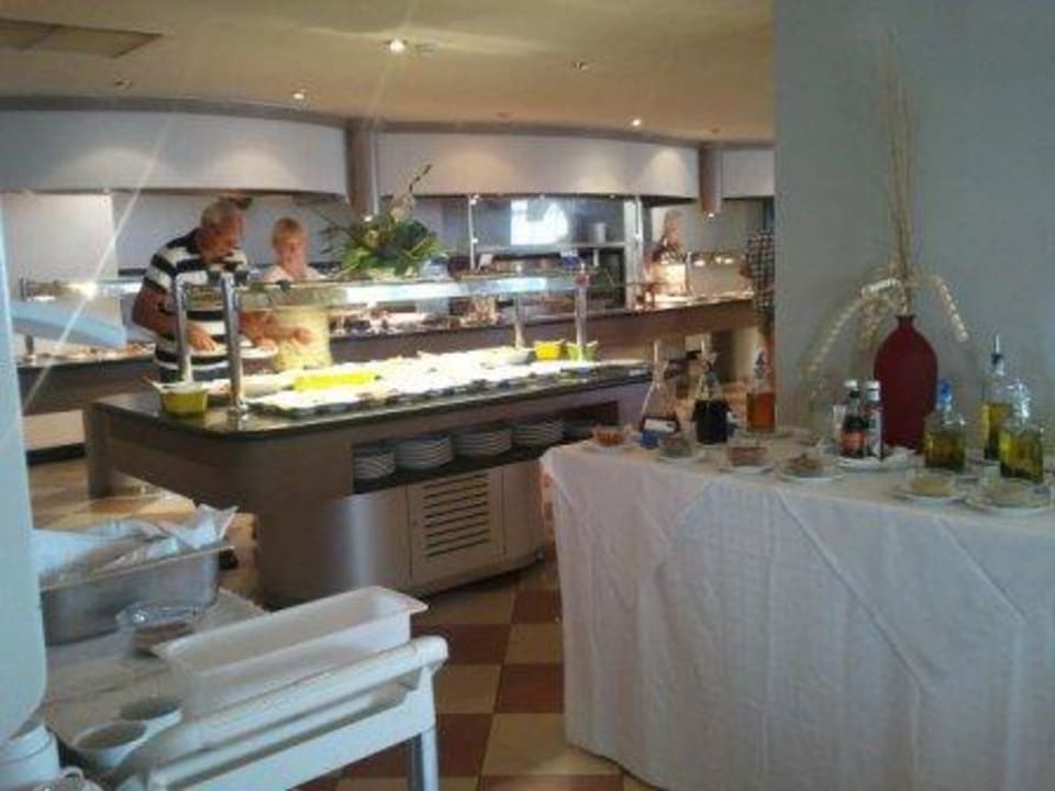 Leckeres Essen auf 6 Tischen allsun Hotel Lucana