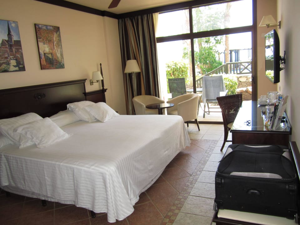 Zimmer/ Terrasse/ Blick auf Poolbereich Occidental Jandía Royal Level - Adults only