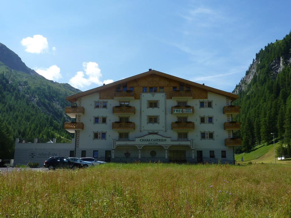 Hotel Vorderansicht Hotel Garni Chasa Castello relax & spa