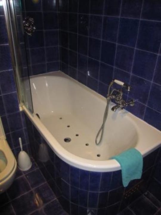 Bad mit hoher Wanne und Überflutungsgefahr  Hotel Graal