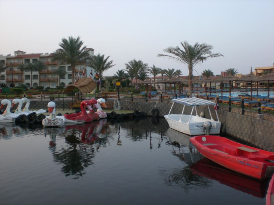 Lagune mit Tretbooten und E-Boot Pickalbatros Dana Beach Resort - Hurghada