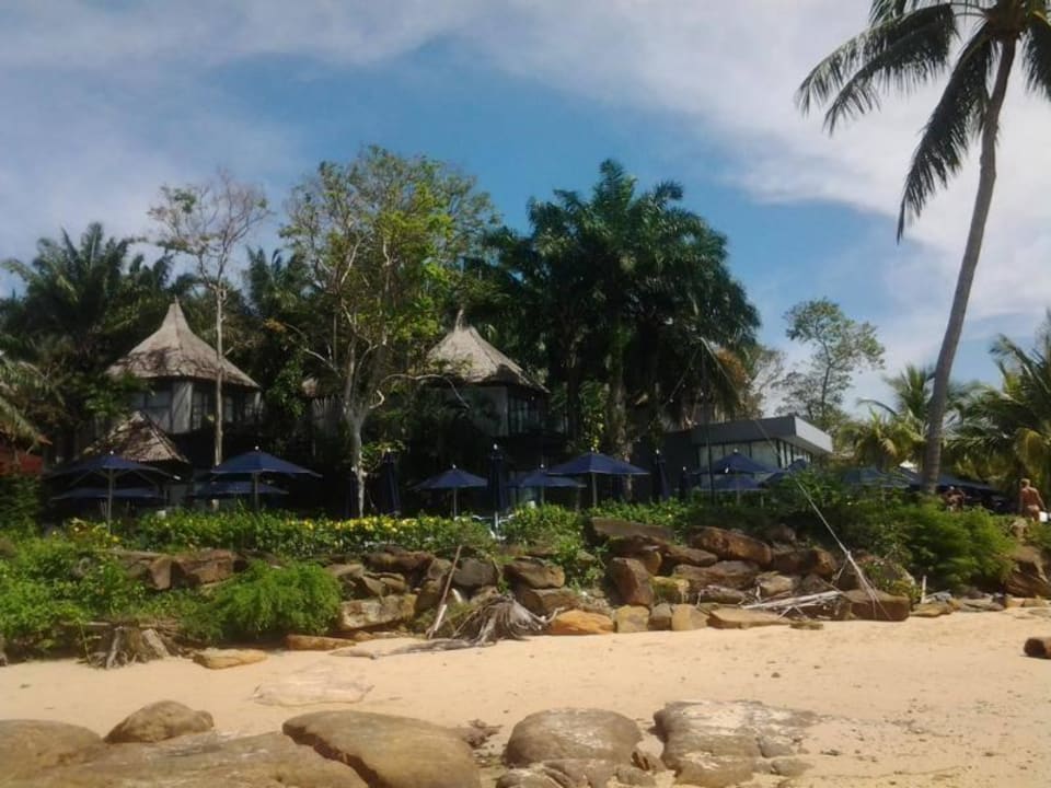 Blick vom Strand zu den Liegen Beyond Krabi