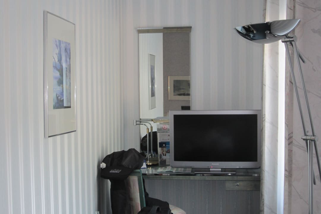 TV und Schreibtisch Seehotel Maria Laach