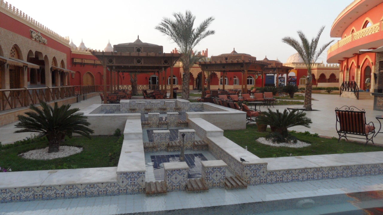 Vor der Arena Pickalbatros Alf Leila Wa Leila Resort - Neverland Hurghada