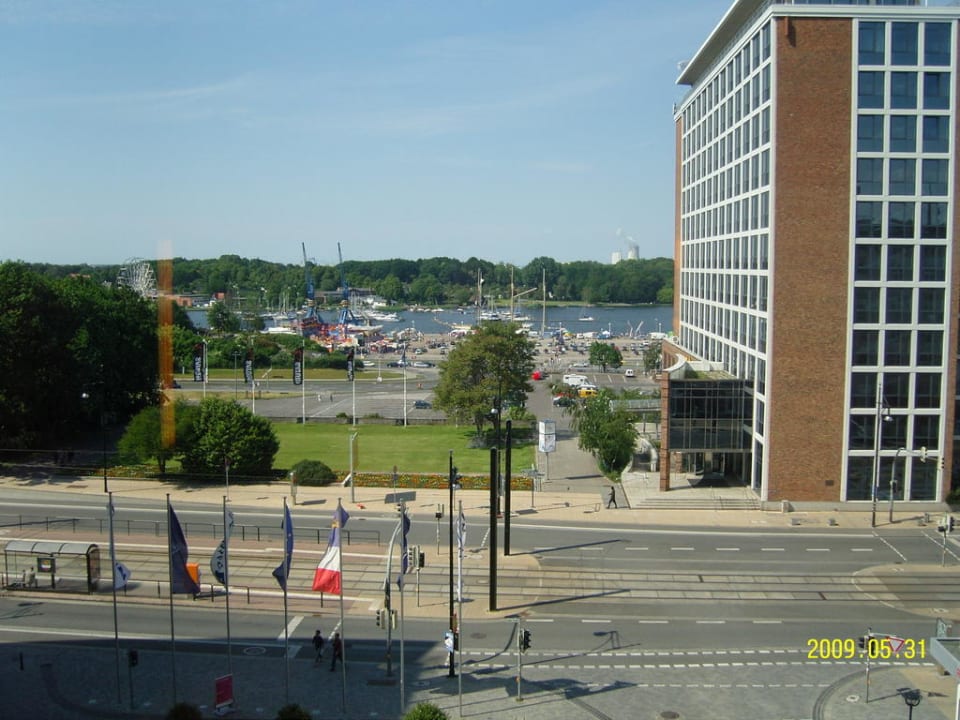 Blick auf das Warnowufer ScanHotels City Rostock