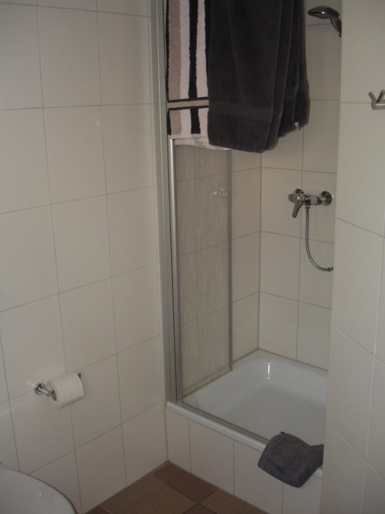 Bad mit Dusche Gästehaus Seither Zur Traube