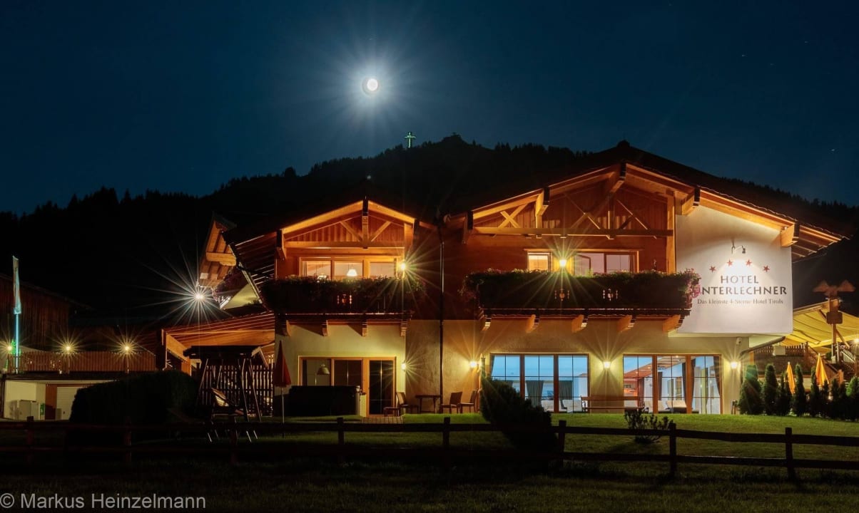 Bei Vollmond im Hintergrund Jakobskreuz Adults Only Boutique-Hotel Unterlechner