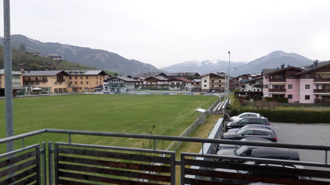 Ausblick vom Zimmer auf Park- und Sportplatz ACTIVE by Leitner's|Natur&LifestyleHotel