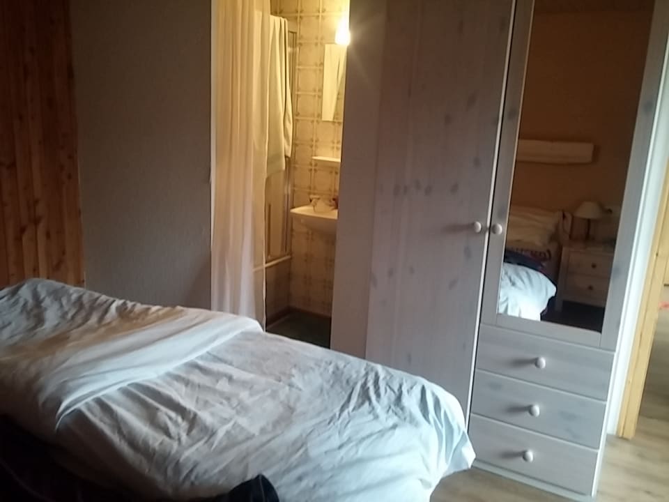 Schlafzimmer mit Dusche Pension Reitstall Ihlingshof