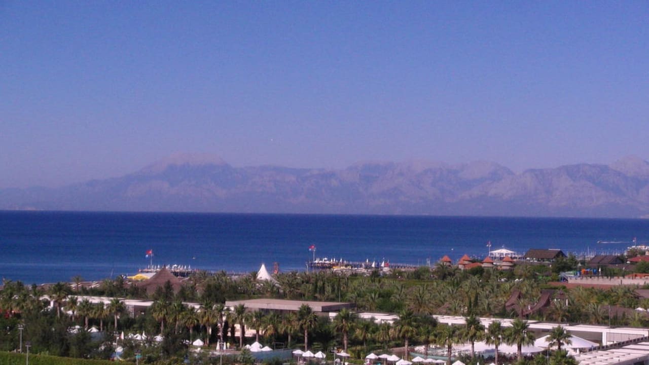 Blick auf Meer und Gebirge Hotel Baia Lara