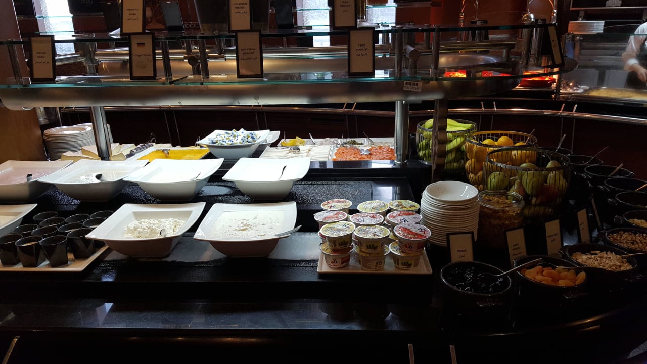 Buffet beim Frühstück Hilton Dubai Jumeirah