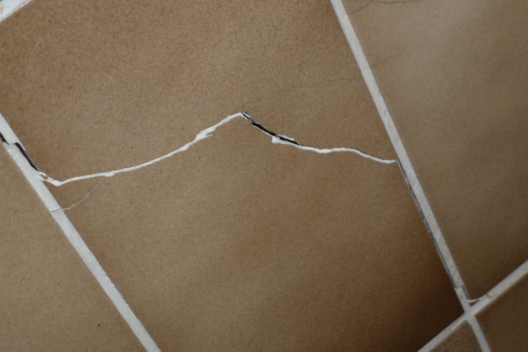 Zersprungene Fliesen im Bad Flair Hotel Weinstube Lochner