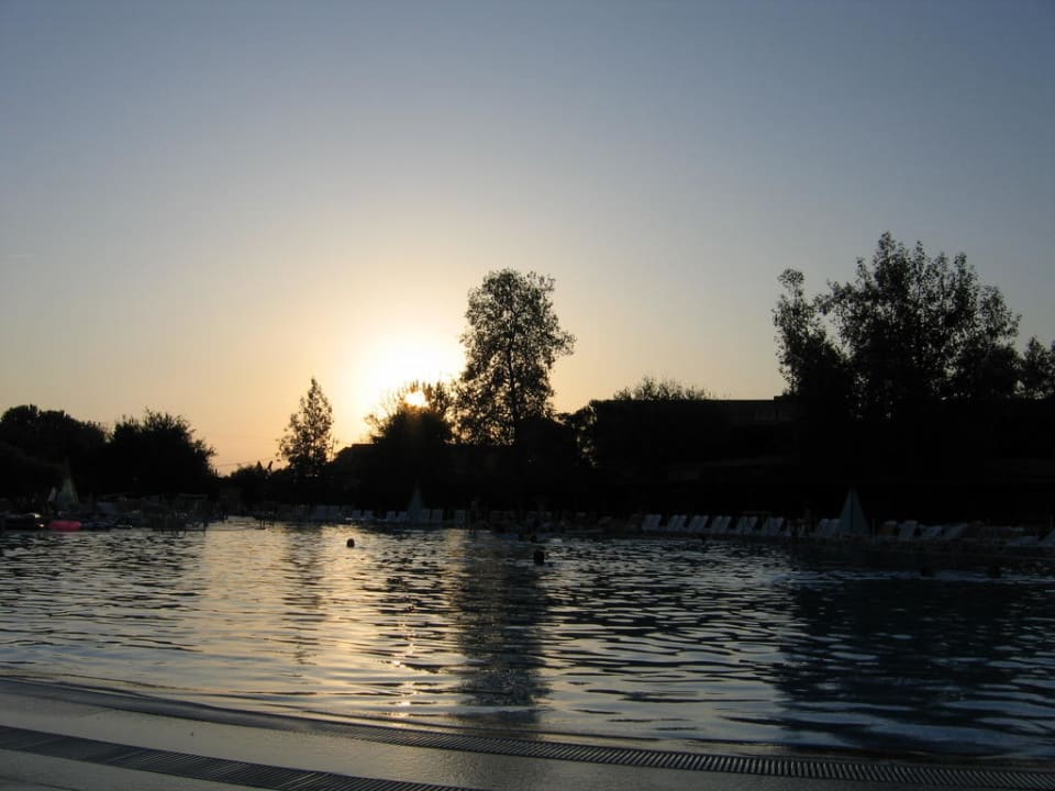 Pool mit Sonnenuntergang VONRESORT Golden Beach