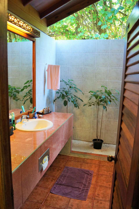 Das halboffene Bad im Bungi 161 NH Collection Maldives Reethi Resort