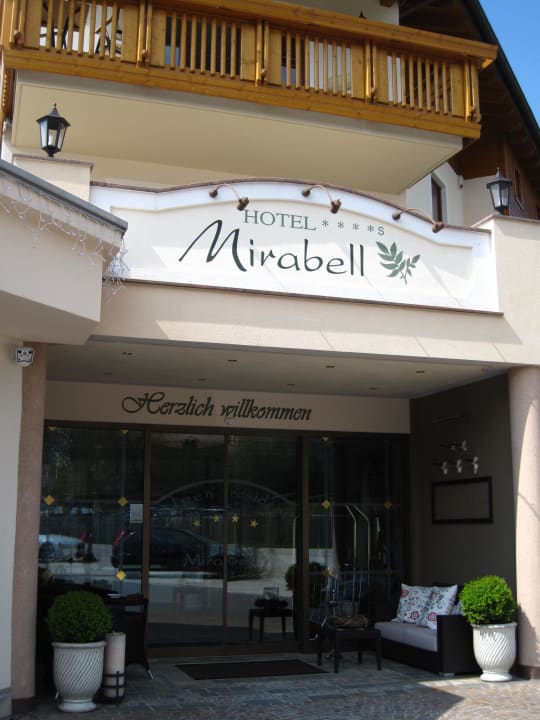 Eingang Hotel Chalet Mirabell