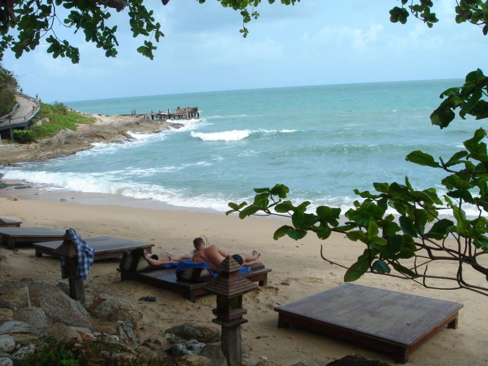Liegen am Strand Santhiya Koh Phangan Resort & Spa