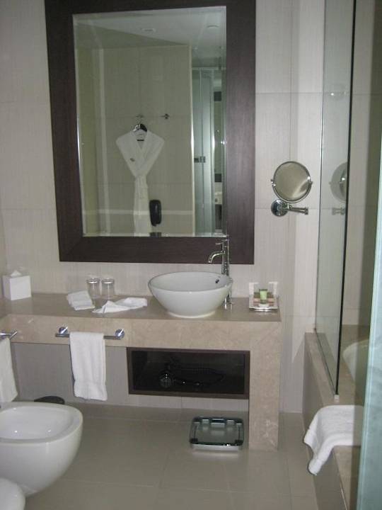 Geräumiges Badezimmer Crowne Plaza Hotel Yas Island