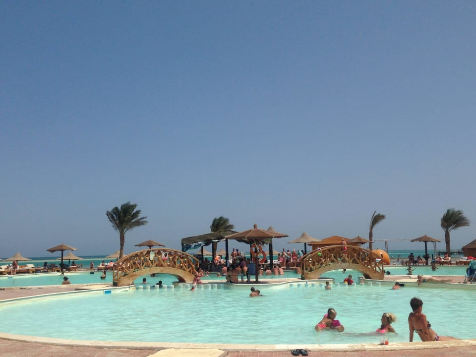 Einer der Poolanlagen am Strand  Riviera Aqua Park Resort